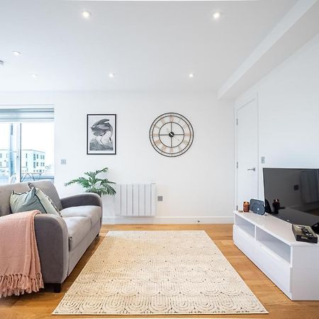 Luxe & Stylish 1 & 2 Bed Flats Near Heathrow, Legoland, & Windsor Слау Экстерьер фото