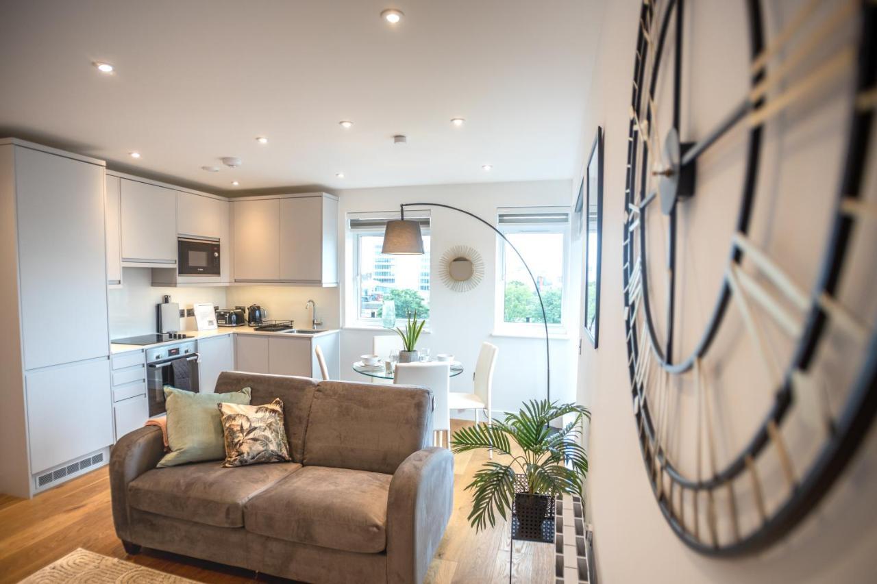 Luxe & Stylish 1 & 2 Bed Flats Near Heathrow, Legoland, & Windsor Слау Экстерьер фото