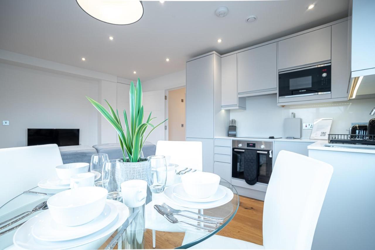 Luxe & Stylish 1 & 2 Bed Flats Near Heathrow, Legoland, & Windsor Слау Экстерьер фото