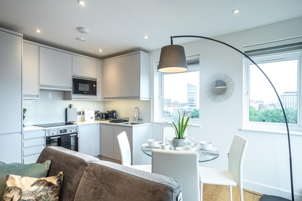 Luxe & Stylish 1 & 2 Bed Flats Near Heathrow, Legoland, & Windsor Слау Экстерьер фото