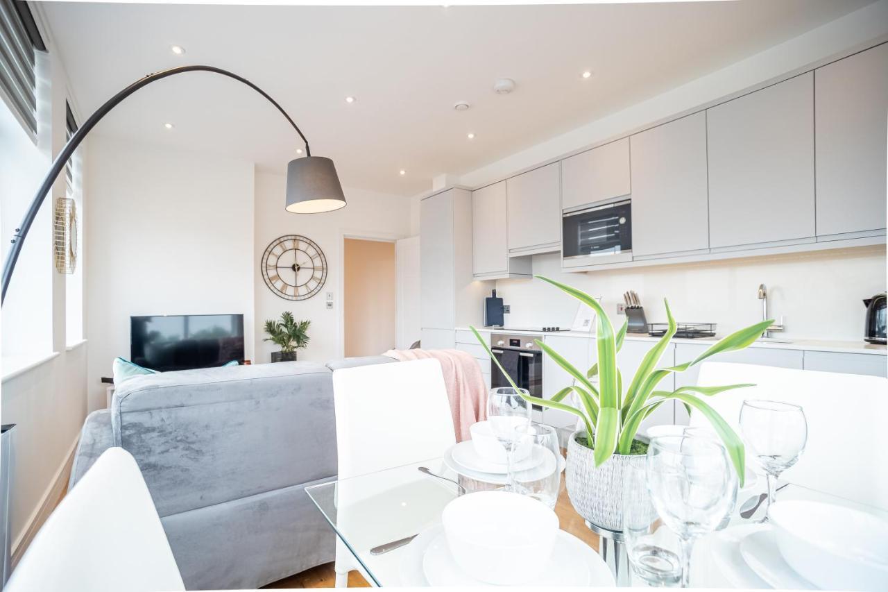 Luxe & Stylish 1 & 2 Bed Flats Near Heathrow, Legoland, & Windsor Слау Экстерьер фото