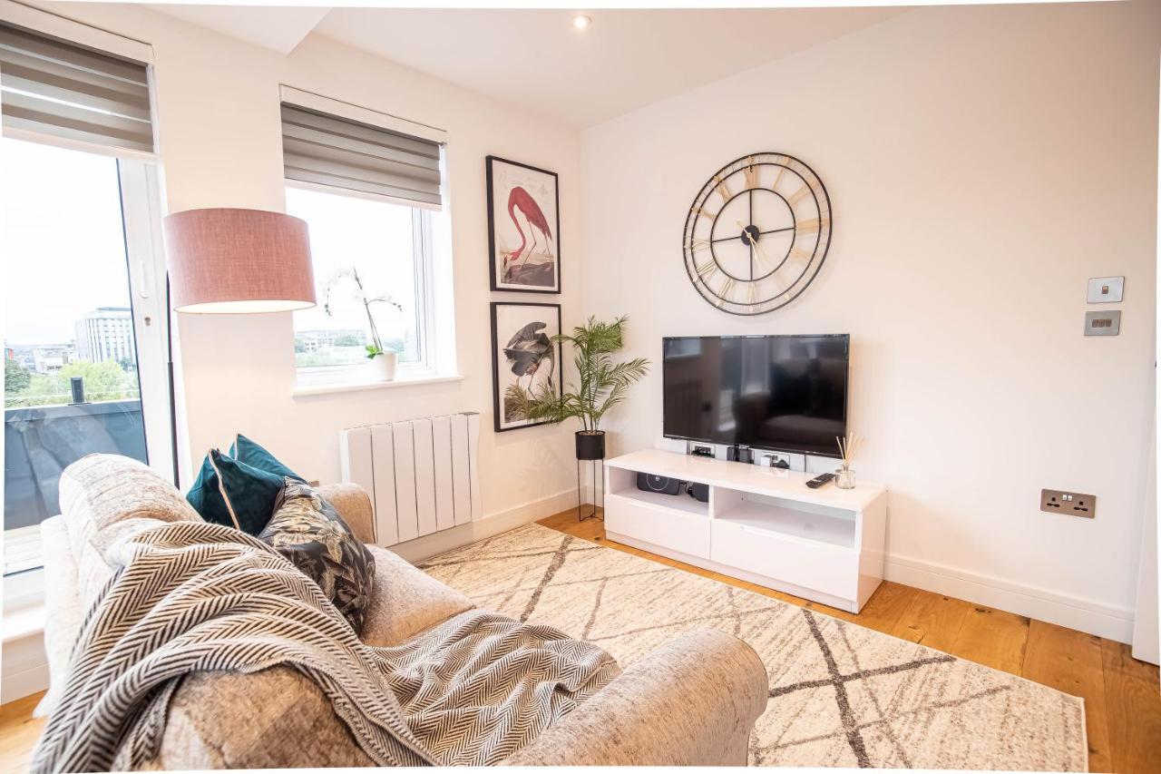 Luxe & Stylish 1 & 2 Bed Flats Near Heathrow, Legoland, & Windsor Слау Экстерьер фото