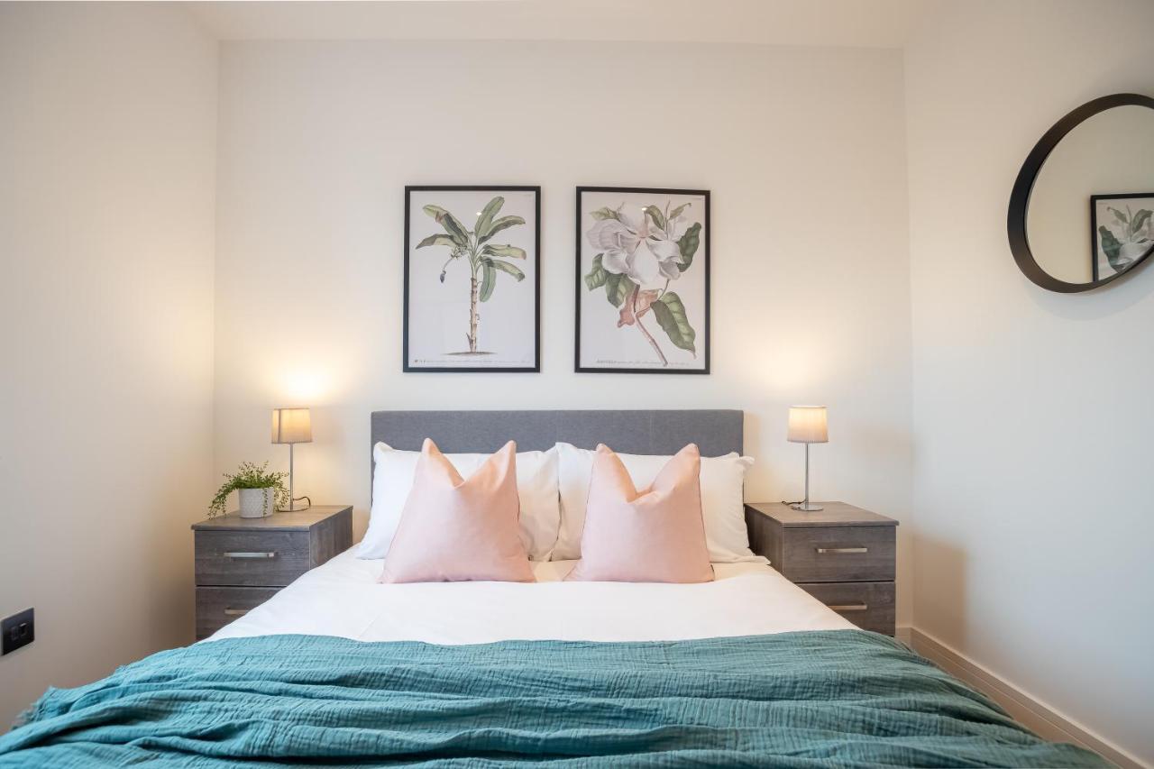 Luxe & Stylish 1 & 2 Bed Flats Near Heathrow, Legoland, & Windsor Слау Экстерьер фото