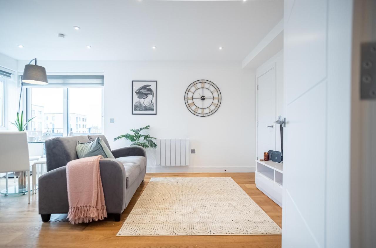 Luxe & Stylish 1 & 2 Bed Flats Near Heathrow, Legoland, & Windsor Слау Экстерьер фото