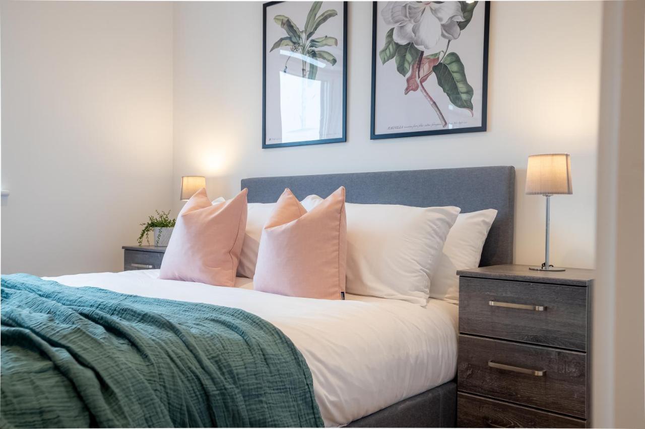 Luxe & Stylish 1 & 2 Bed Flats Near Heathrow, Legoland, & Windsor Слау Экстерьер фото