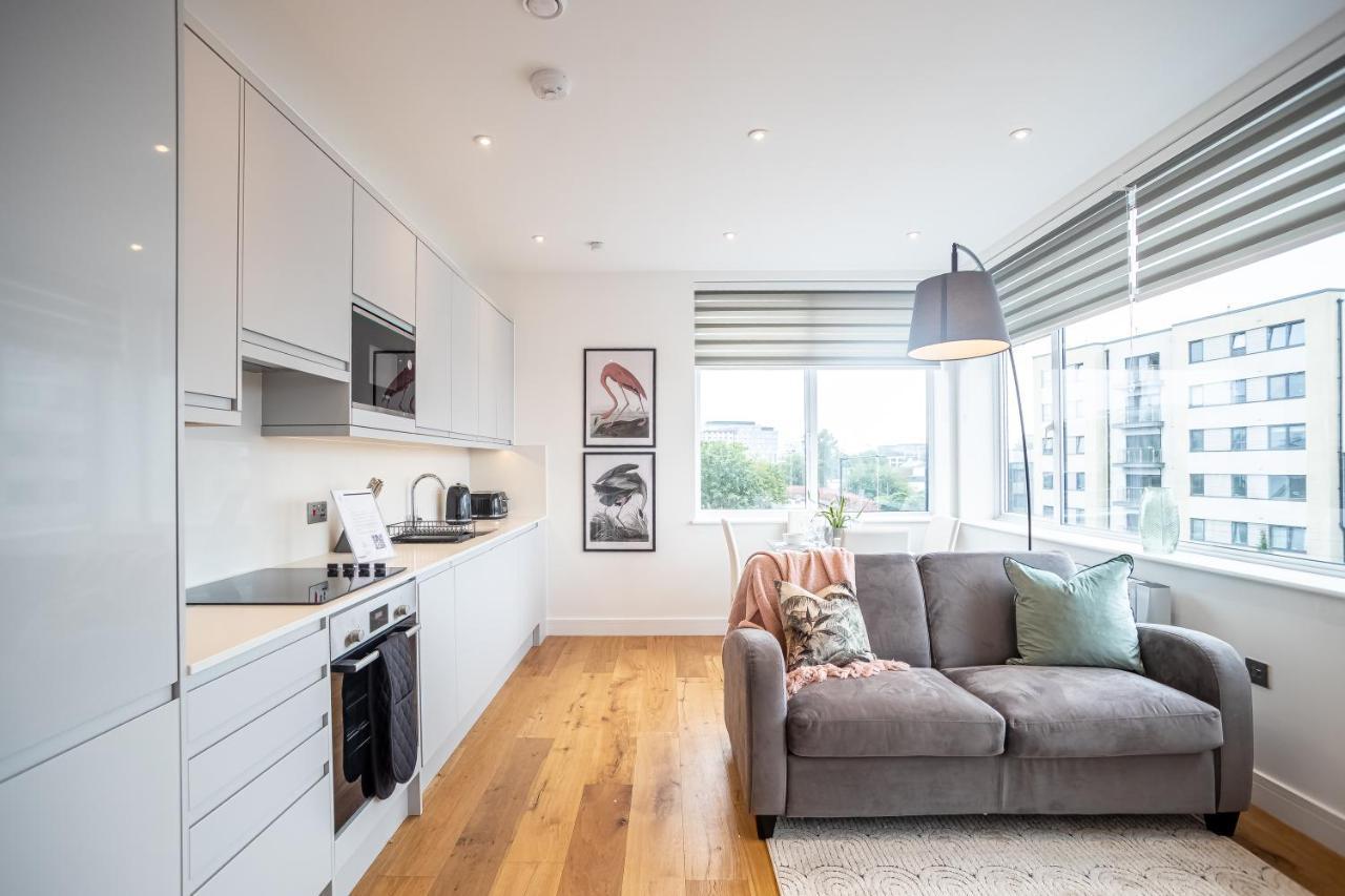 Luxe & Stylish 1 & 2 Bed Flats Near Heathrow, Legoland, & Windsor Слау Экстерьер фото