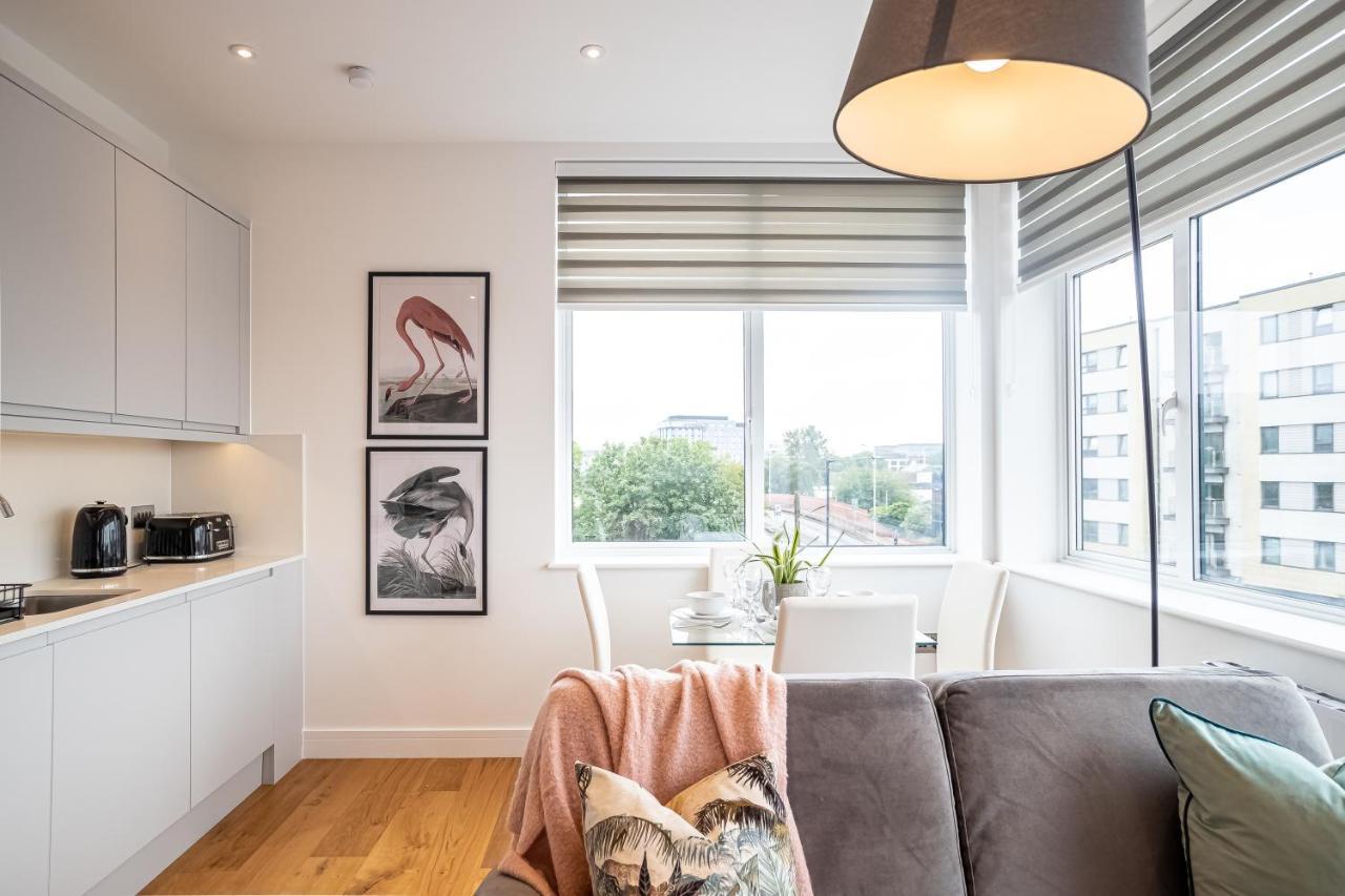 Luxe & Stylish 1 & 2 Bed Flats Near Heathrow, Legoland, & Windsor Слау Экстерьер фото