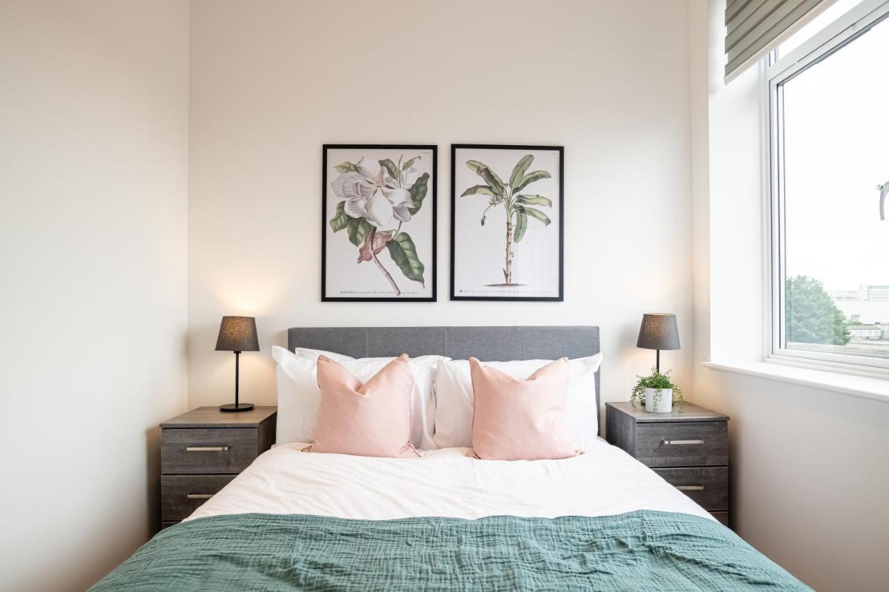 Luxe & Stylish 1 & 2 Bed Flats Near Heathrow, Legoland, & Windsor Слау Экстерьер фото