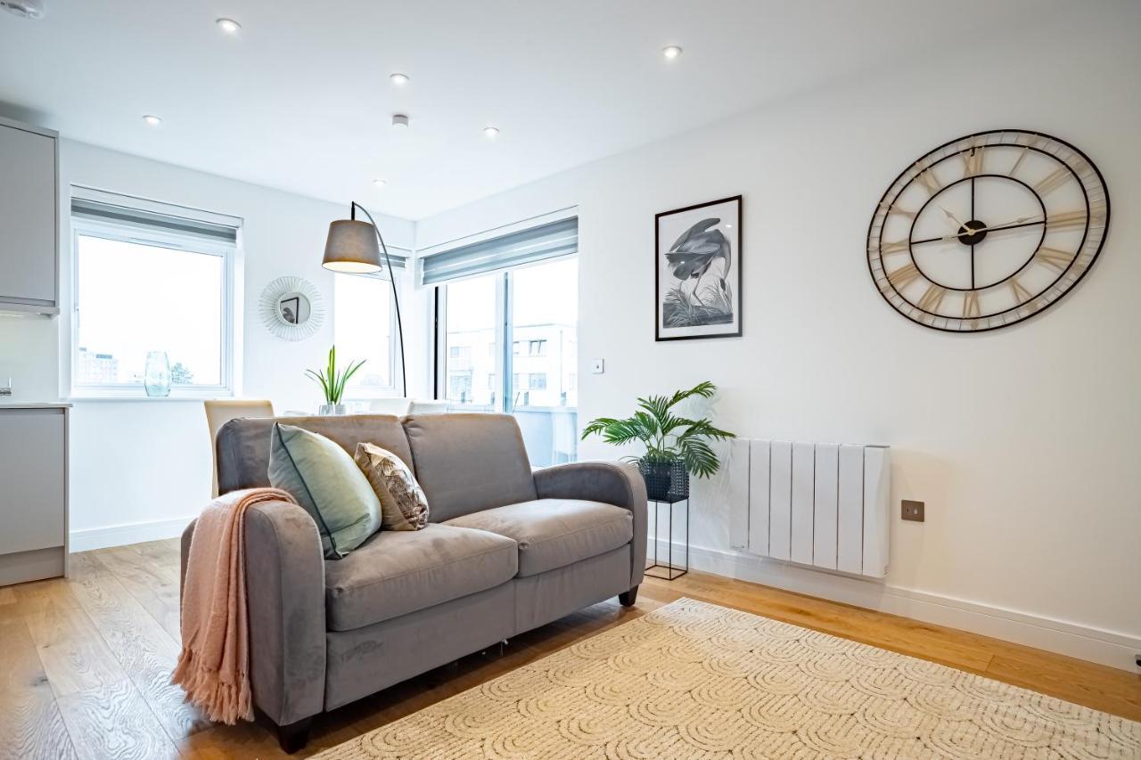Luxe & Stylish 1 & 2 Bed Flats Near Heathrow, Legoland, & Windsor Слау Экстерьер фото