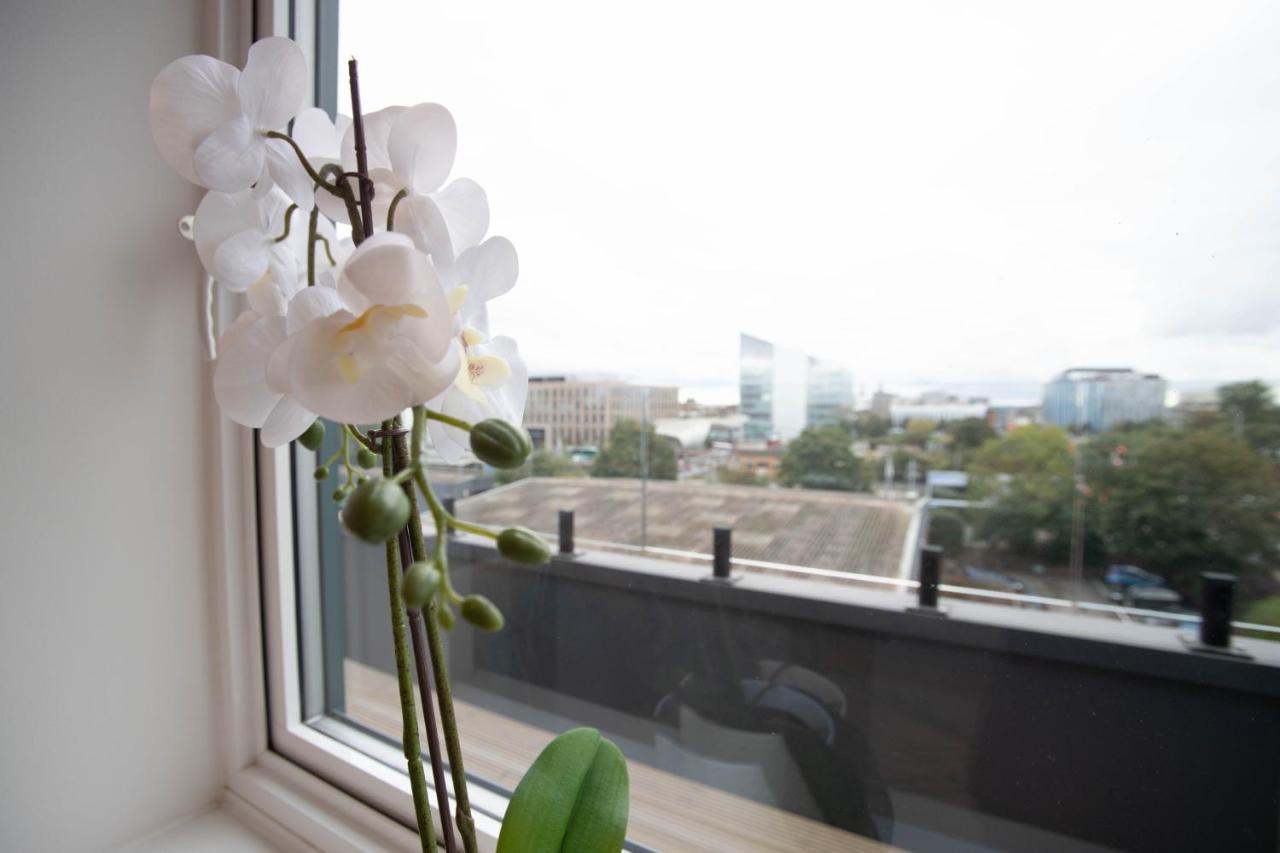Luxe & Stylish 1 & 2 Bed Flats Near Heathrow, Legoland, & Windsor Слау Экстерьер фото