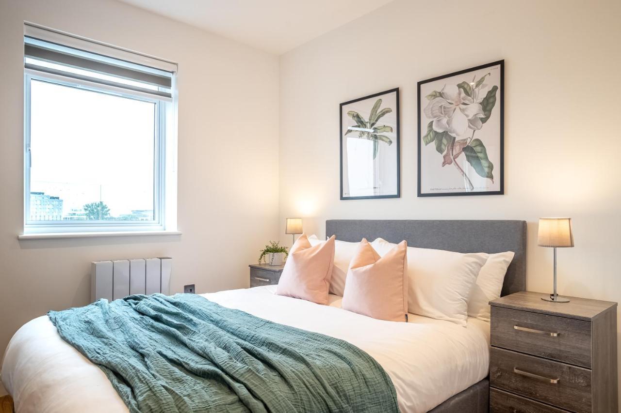 Luxe & Stylish 1 & 2 Bed Flats Near Heathrow, Legoland, & Windsor Слау Экстерьер фото