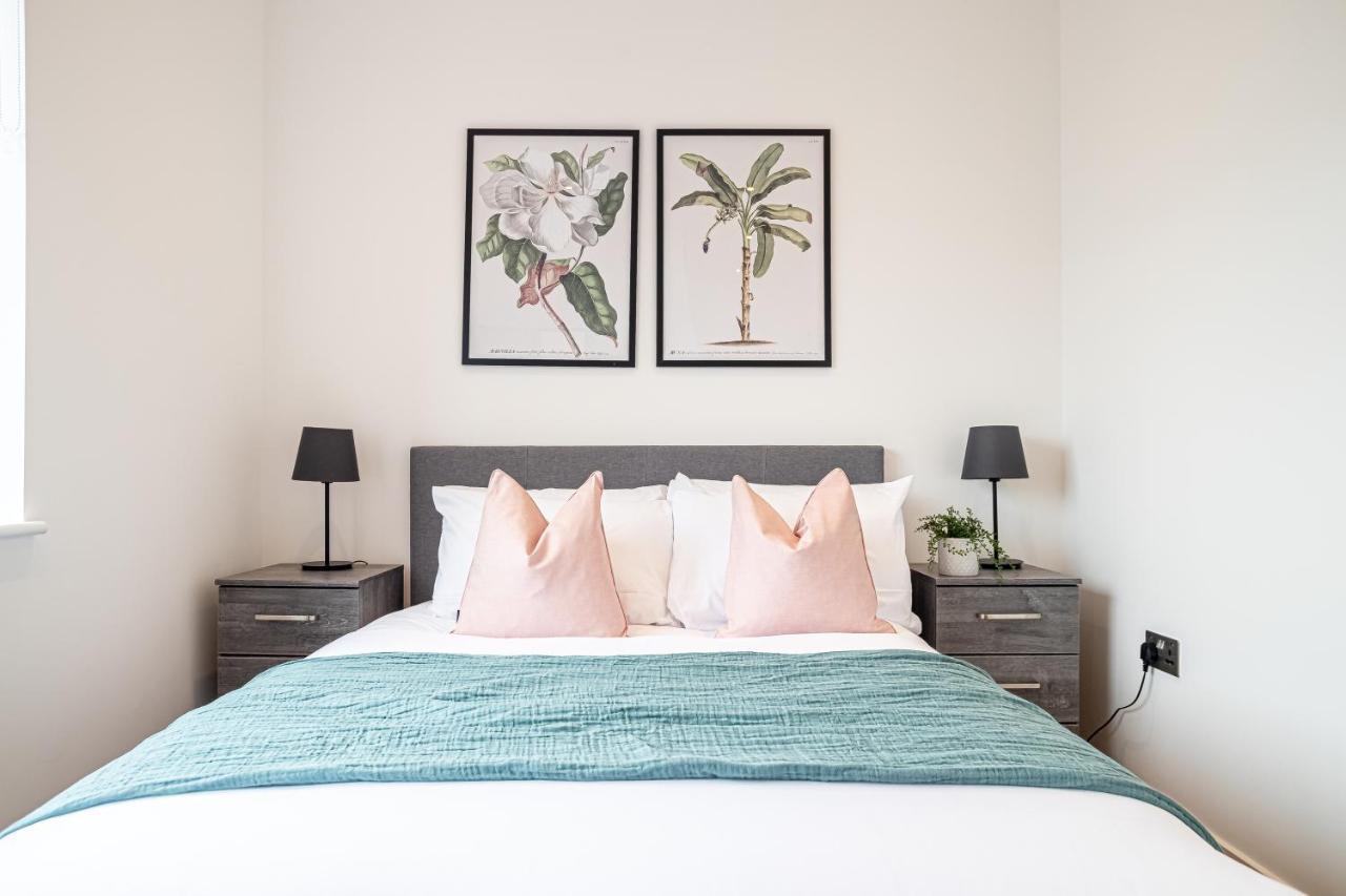 Luxe & Stylish 1 & 2 Bed Flats Near Heathrow, Legoland, & Windsor Слау Экстерьер фото