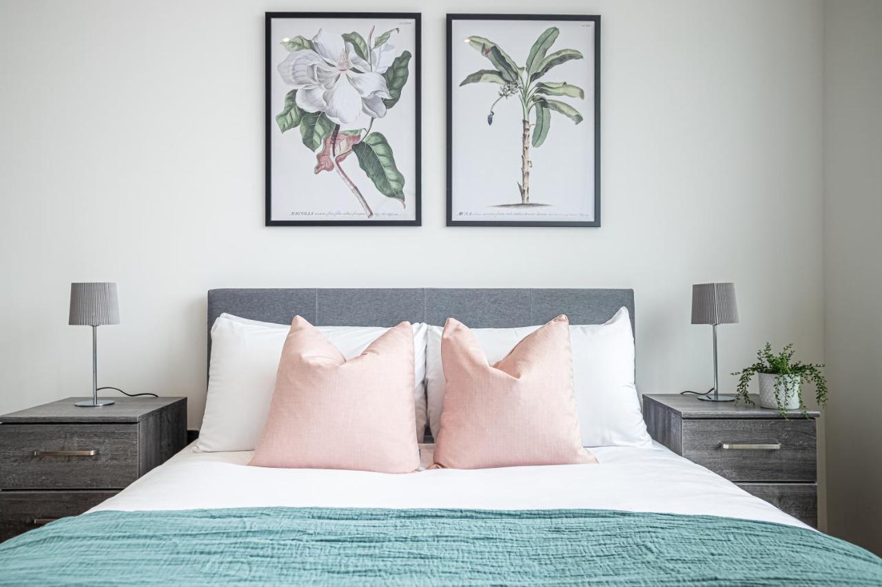 Luxe & Stylish 1 & 2 Bed Flats Near Heathrow, Legoland, & Windsor Слау Экстерьер фото