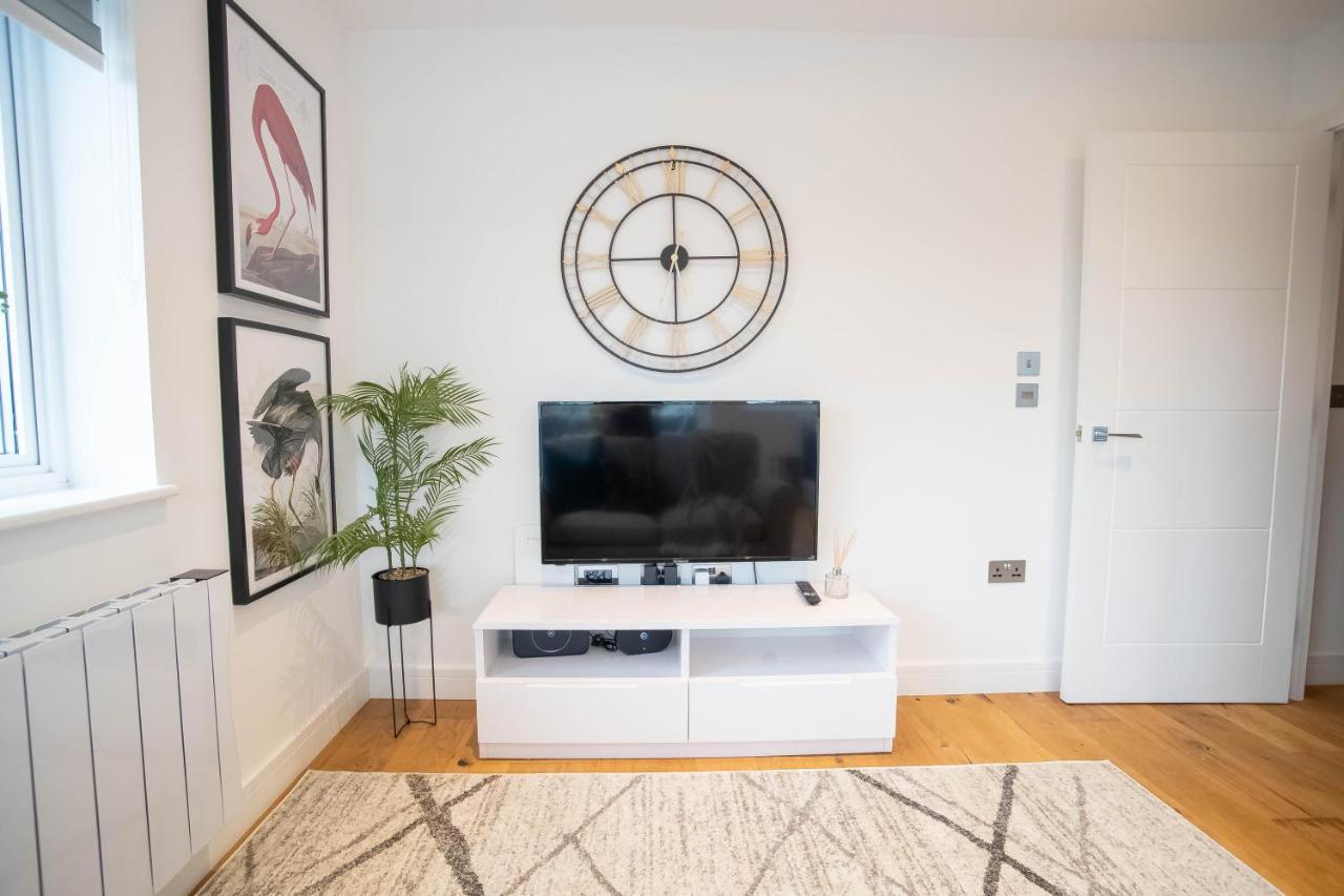Luxe & Stylish 1 & 2 Bed Flats Near Heathrow, Legoland, & Windsor Слау Экстерьер фото