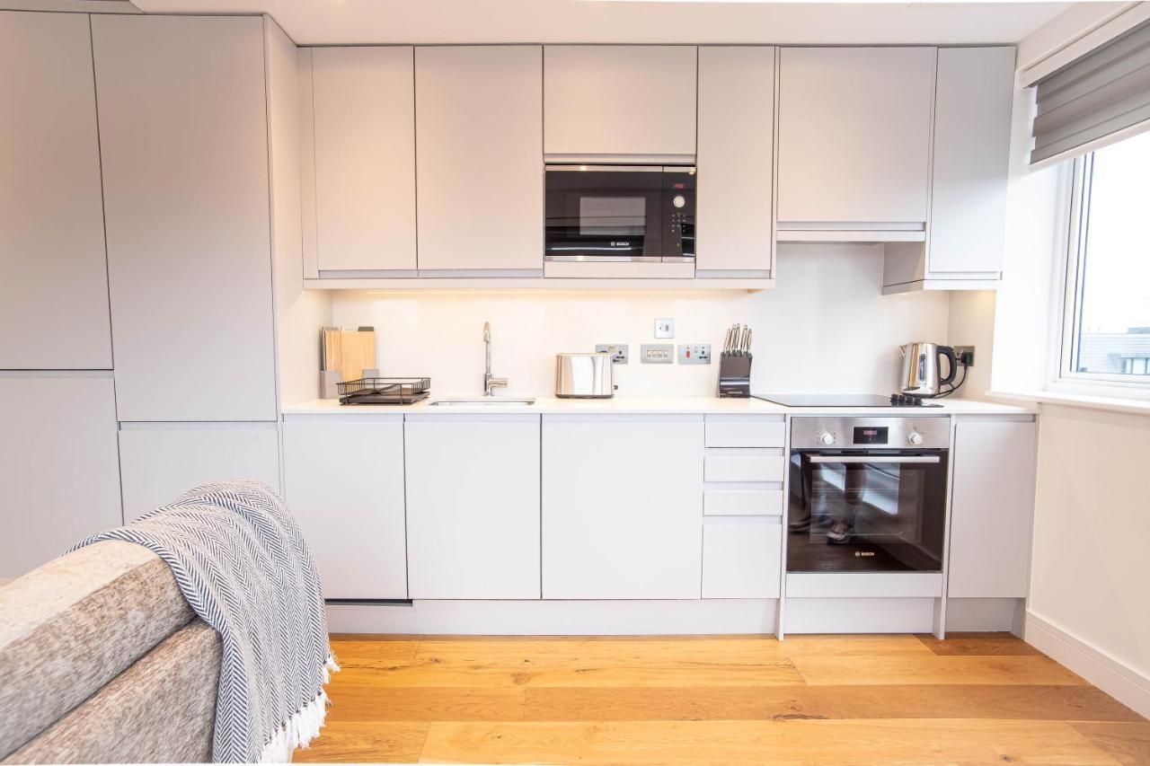 Luxe & Stylish 1 & 2 Bed Flats Near Heathrow, Legoland, & Windsor Слау Экстерьер фото