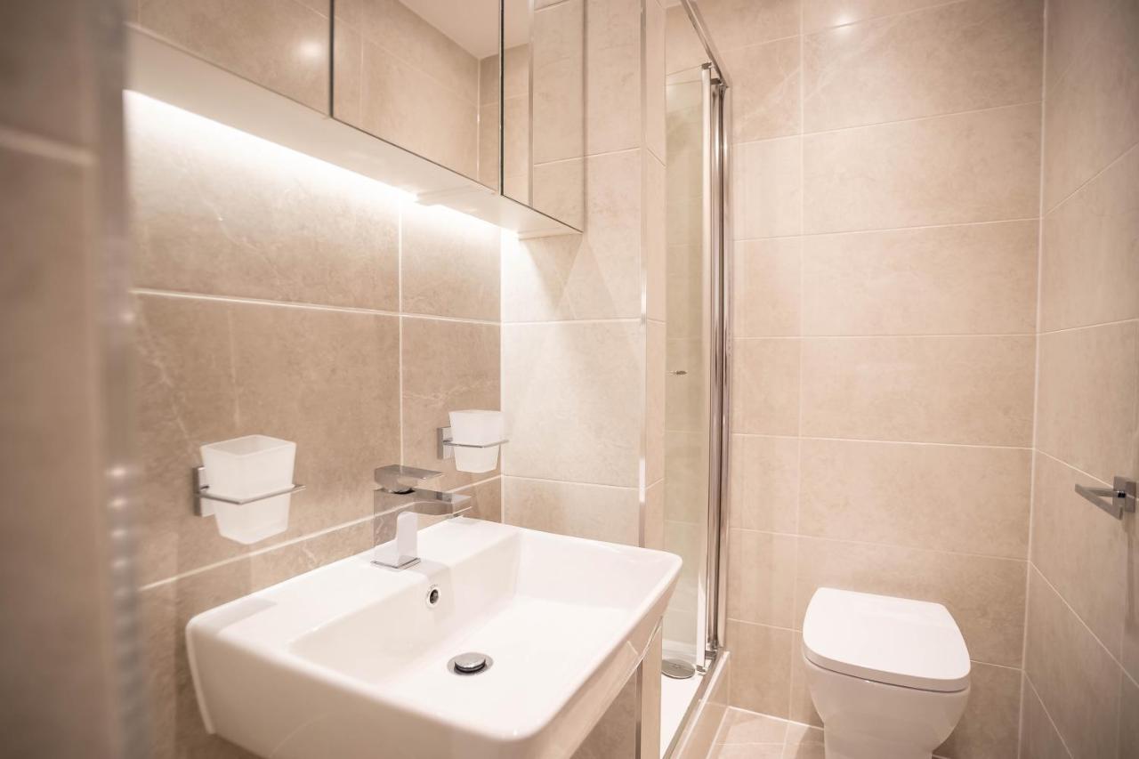 Luxe & Stylish 1 & 2 Bed Flats Near Heathrow, Legoland, & Windsor Слау Экстерьер фото